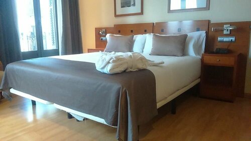 Petit Palace Londres, Varaa Hotelli Hotellit Madrid uima-altaalla, lähellä Edificio Grassy, Uima-allas