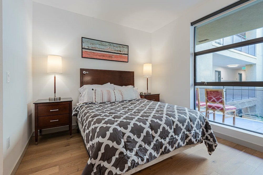 Gorgeous Hollywood Living - 2 Bedroom