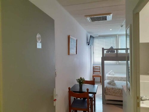 Paris en train Area Studios avec salles de bain et kitchenettes privées ou chambres avec salles de bain et cuisines communes, Забронировать Отель Отели Oise с парковкой, Парковка