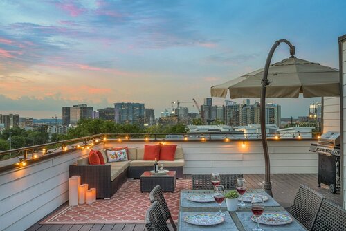 Skyline View - High-End Home, 2 Vibrant Districts by RedAwning, Забронировать Дом для отпуска Нэшвилл Теннесси