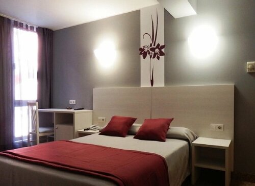 Hotel Nuevo Triunfo, Забронировать Отель Сантс-Монжуик 