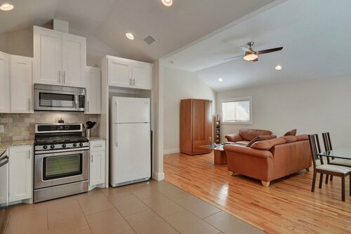 2BR Renovated Austin Coach House by RedAwning, Забронировать Дом для отпуска Остин Greater Austin