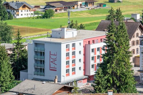 Face Aparthotel, Забронировать Отель Отели Давос-Плац с парковкой, рядом с Стадион «Vaillant», Парковка