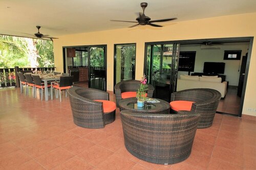 Beachfront Resort 2-bedroom Villa Palm Only 40 Meters to Beach, Забронировать Курортный отель Отели Сурат Тхани с парковкой, Парковка