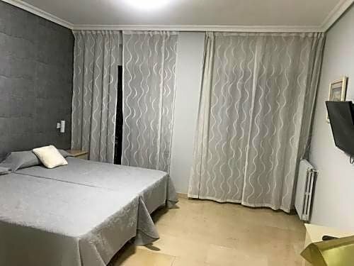 Hotel Restaurante Reina Victoria, Забронировать Отель Отели Эльин с парковкой, Парковка
