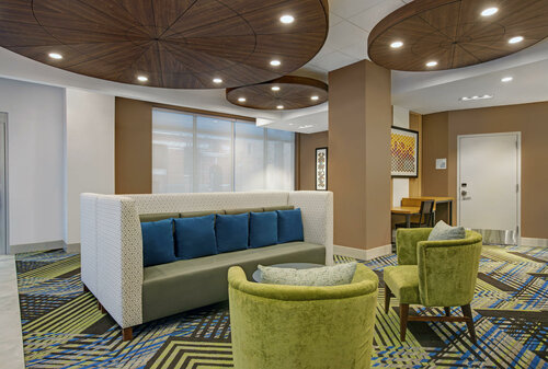Holiday Inn Express - Milwaukee Downtown by IHG, Забронировать Отель Отели Милуоки с парковкой, рядом с Музей Эйснера, Парковка
