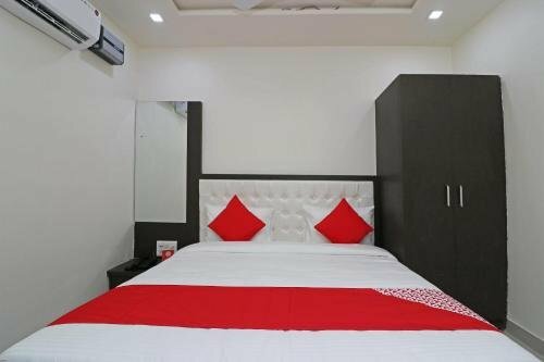 OYO 22979 Saffron Hotel, Забронировать Отель Отели штата Уттар-Прадеша с парковкой, Парковка