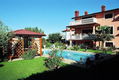 Holiday Home Korenic, Забронировать Отель Отели Умаг 3 звезды, 3*