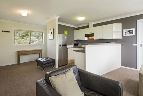 Caribou 3 - Modern & spacious with views over Lake Jindabyne, Забронировать Отель Смиггин-Холс 