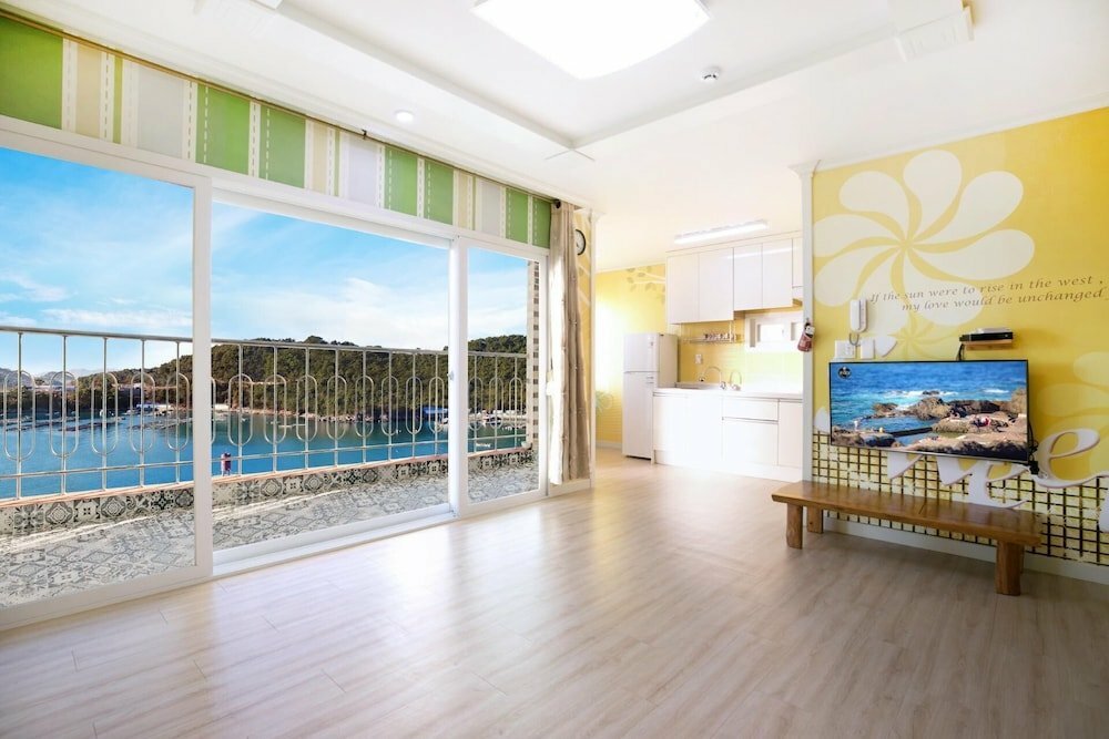 Tongyoung Blue House Spa Pension