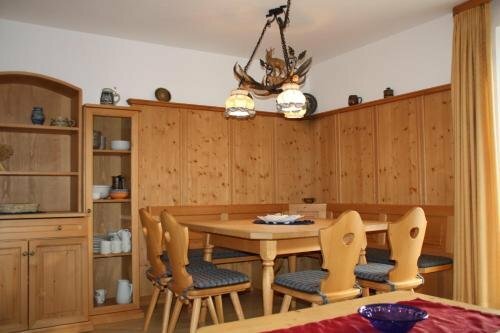 Gästehaus u Ferienwohnungen Veronika incl Frühstücksbuffet und KönigsCard mit 200 kostenlosen Attraktionen, Забронировать Отель Унтераммергау Ammergau Alps