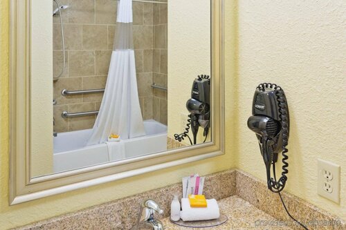 La Quinta Inn & Suites by Wyndham Minot, Забронировать Отель Майнот штат Северная Дакота