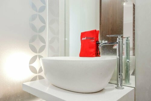 RedDoorz Plus @ TB Simatupang, Book Hotel Cilandak Jakarta
