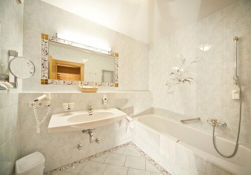 Alpenbad Hotel Hohenhaus, Забронировать Отель Отели Тироля с парковкой, Парковка