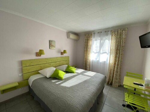 Hotel Lou Marquès, Забронировать Отель Сент-Мари-де-ла-Мер Камарг, рядом с Пляж "Сент-Мари-де-ла-Мер"