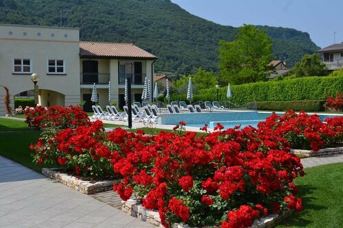 Residence Corte Delle Rose, Забронировать Отель Отели Гарды с бассейном, Бассейн