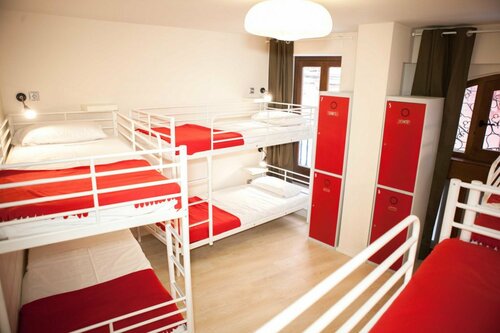 Hulot B&B Valencia, Забронировать Отель «постель и завтрак» Сьютат Белла Валенсия, рядом с Площадь Аюнтамьенто