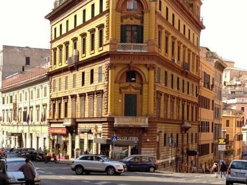 Gullivers Lodge, Забронировать Отель Рионе Монти Рим, рядом с Папский университет святого Фомы Аквинского