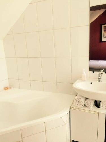 Appart-hôtel Maison de la Lune - petite Auberge d'Etterbeek, Забронировать Хостел Отели Брюссельского столичного региона с парковкой, рядом с Площадь Амбиорикс, Парковка