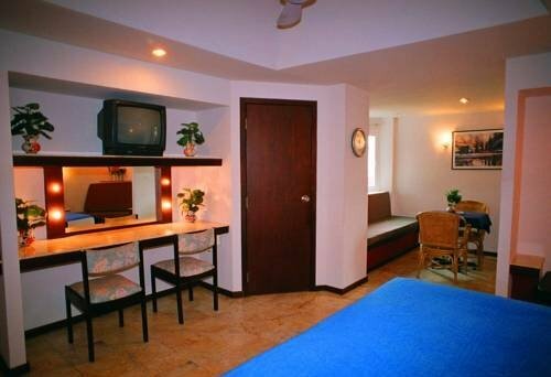 Paradise Inn, Забронировать Отель Отели Карон Бича с питанием, рядом с Пляж Карон, Пансион