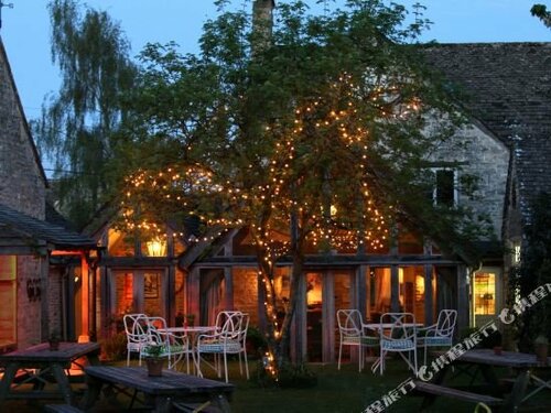 Swan Inn, Rezervați Hotel Hoteluri în Gloucestershire cu parcare, Parcare