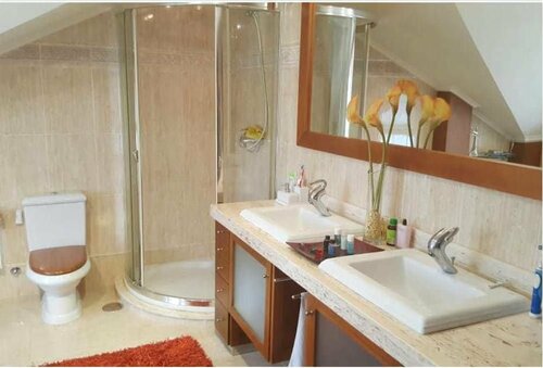 Alojamientos Marte habitacion con baño, Varaa Lomakoti Torrelavega hotellit, joissa on uima-allas, Uima-allas
