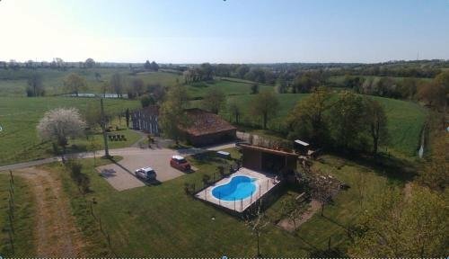 Chambres dhôtes du Logis de la Bénétière proches du Puy du Fou, Забронировать Отель Трез-Ван Замок Пюи-дю-Фу