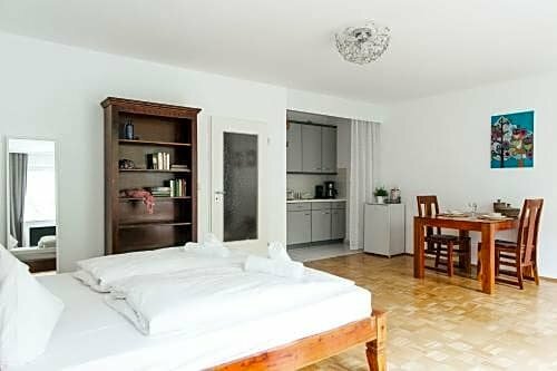Pension Absolut Berlin, Забронировать Гостевой дом Отели Берлина с парковкой, рядом с Станция метро Schoenhauser Allee, Парковка