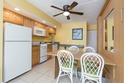 Fantasy Island Resort, Daytona Beach Shores, Забронировать Курортный отель Отели Дейтона-Бич с парковкой, рядом с Парк МакЭлроя, Парковка