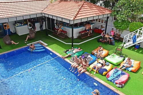 Mad Monkey Hostel Siem Reap, Забронировать Хостел Хостелы Сиемреап, рядом с Wat Preah Prom Rath, Хостел