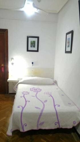 Hostal Santa Barbara, Забронировать Отель Шамбери Мадрид, рядом с Торговый центр ABC Серрано