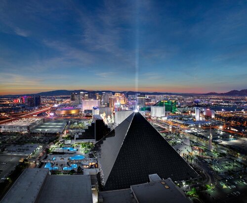 Luxor Hotel and Casino, Забронировать Отель Лас-Вегас-Стрип Лас-Вегас, рядом с David Copperfield's Warehouse/Museum/Apartment