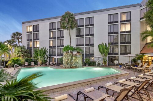 Doubletree by Hilton Fort Myers at Bell Tower Shops, Забронировать Отель Отели Форт-Майерс с парковкой, рядом с Bell Tower Shops, Парковка
