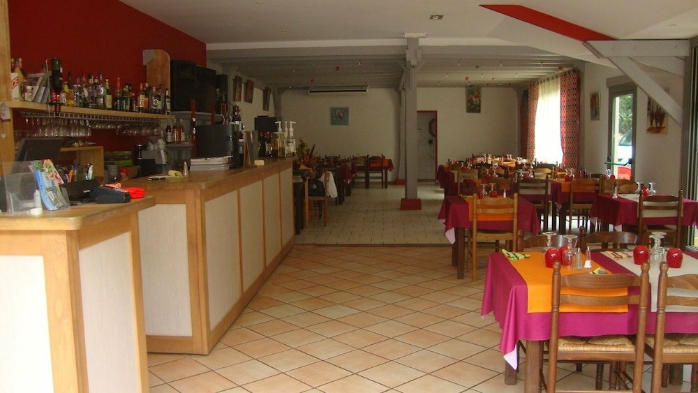 Chambre au bord de leau - La Ferme du Port dEnveaux
