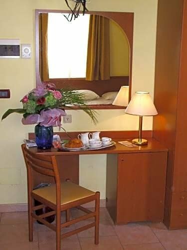Hotel Innocenti, Забронировать Отель Отели Монтекатини-Терме 3 звезды, рядом с Терма Эксцельсиор, 3*