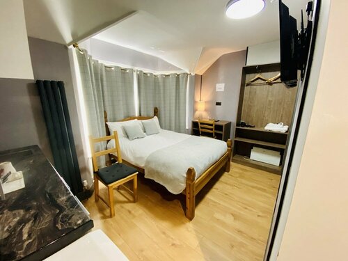 Hollybush Guest House, Забронировать Гостевой дом Отели Котсуолда с парковкой, Парковка