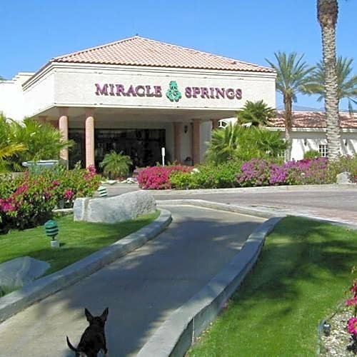 Miracle Springs Resort and Spa, Забронировать Курортный отель Курортные отели Дезерт-Хот-Спрингса, рядом с Sea Mountain Resort Nude Spa, Курортный отель