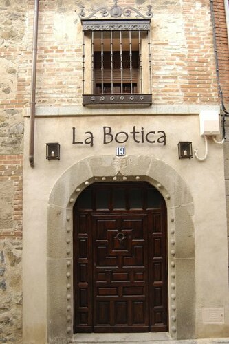 Casa Rural La Botica, Забронировать Отель Отели Оропеса с парковкой, Парковка