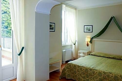 Villa La Mirabella, Varaa Villa Hotellit Como uima-altaalla, Uima-allas