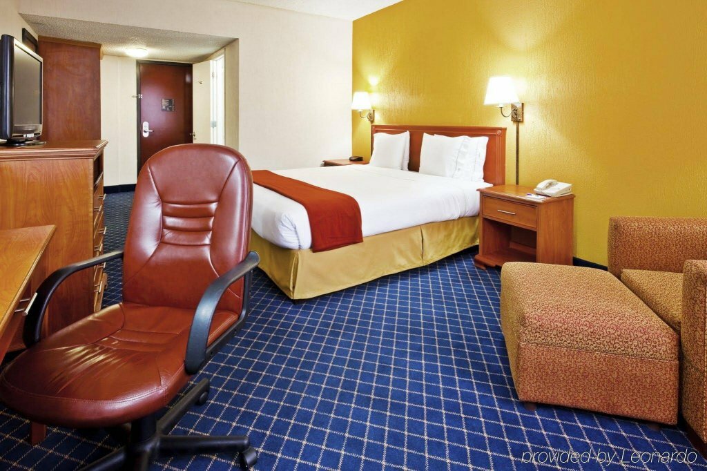 Holiday Inn Express & Suites Nashville I-40 & I- 24