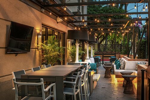 Hilton, Забронировать Отель Отели Лос-Анджелеса с парковкой, рядом с Клуб «Академия магических искусств» в замке Magic Castle, Парковка