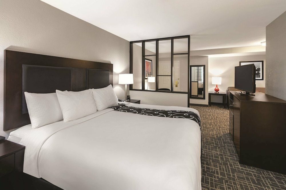La Quality Inn & Suites by Wyndham Hotel