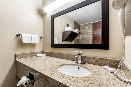 Red Roof Inn PLUS+ & Suites Houston - IAH Airport SW, Book Hotel Energy Corridor Houston