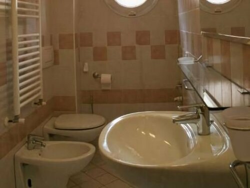 Residence Olimpo, Забронировать Отель Отели Римини с парковкой, рядом с Арка императора Августа, Парковка
