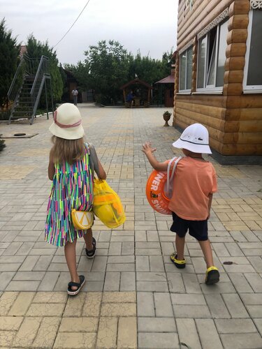 V gostyah Tihona, Prenota Hotel Hotel a Crimea con parcheggio, Parcheggio