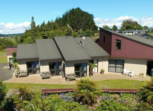 Waitomo Golfstays B&B, Забронировать Отель «постель и завтрак» Отороханга 