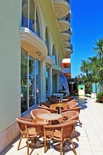 Hotel Europa, Забронировать Отель Отели Мизано-Адриатико с бассейном, Бассейн