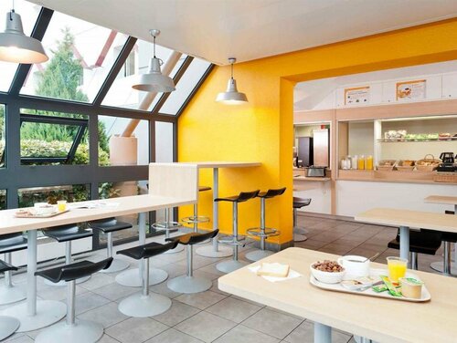 Hôtel Restaurant Kyriad Direct DIJON NORD - Zenith - Toison dOr, Prenota Hotel Hotel a Borgogna con piscina, Piscina