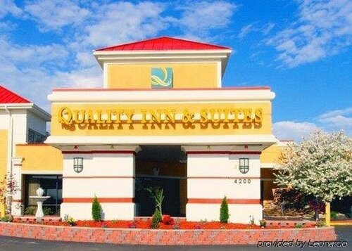 Quality Inn & Suites Kansas City East - Independence, Varaa Hotelli Independence Missouri
