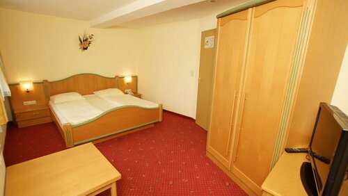 Hotel Gasthof Stoanerhof, Забронировать Отель Майрхофен Майрхофен - Хиппах, рядом с Конгресс-центр Europahaus